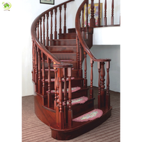 Escalier en arc en bois massif incurvé sur mesure pour villa - Durable