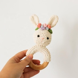 Hochets et anneaux de dentition pour bébé en bois, faits main, de haute qualité, au crochet, avec lapin tricoté naturel et charmant - Product Image 2