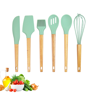 China Factory Custom Wholesale Kitchen Baking Set Silicone Spatula With Wooden Handle
