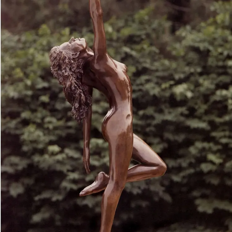 Le jardin met la danse, beau corps ravissant et mince sculpture de dame nue en bronze