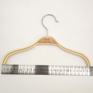 Percha antigua personalizada para niños, <span class=keywords><strong>colgador</strong></span> de ropa de <span class=keywords><strong>madera</strong></span> y plástico de Metal con antideslizante para ropa de bebé, conjunto de ropa para armario - Product Image 4