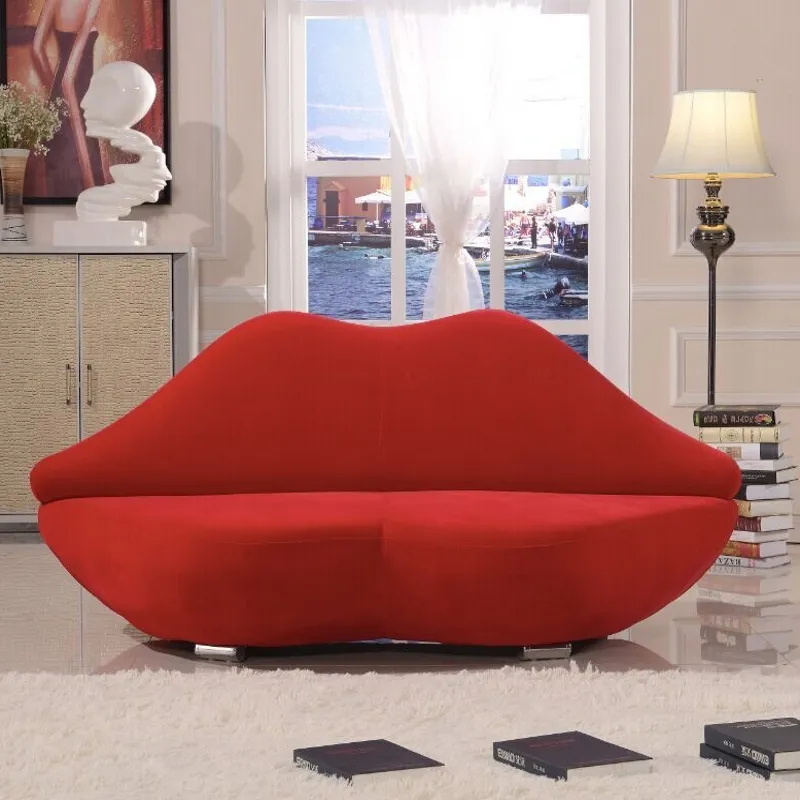 Причудливый диван в форме красных губ в английском антикварном стиле