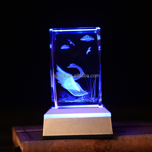 Benutzer definierte Figur <span class=keywords><strong>3d</strong></span> <span class=keywords><strong>Laser</strong></span> gravur block mit Basis Kristall würfel Brief besch werer Weihnachts geschenk Kristallglas würfel LED-Licht
