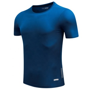 T-Shirt in tinta unita con stampa di etichette - Product Image 5