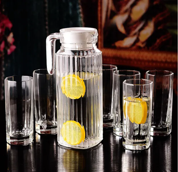 Стеклянный кувшин с крышкой и набор стаканов для питья