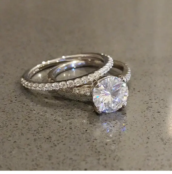 การออกแบบที่เรียบง่ายนิรันดร์แหวนหมั้น Moissanite เพชรแหวนแต่งงาน