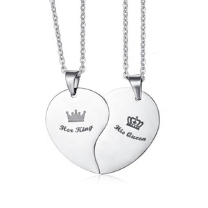 Collana con Catena a Cuore Spezzato in Acciaio Inossidabile, Stile Romantico per Coppie, Incisione Laser 'His Queen Her King' - Product Image 1