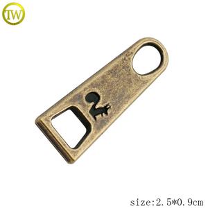 Logo gravé en laiton antirouille extracteur de fermeture à glissière en métal sacs de <span class=keywords><strong>botte</strong></span> fabrication d'extracteur de nom en métal - Product Image 2