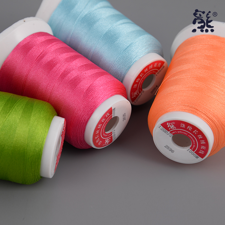 Полиэфирная машина 2/120d, полиэфирная Вышивальная нить, оптовая продажа, 1000 м полиэфирная пряжа, 100% полиэстер, высокая стойкость, низкая усадка, окрашенная