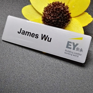 Hot bán giá rẻ kỹ thuật số đầy đủ màu sắc tùy chỉnh in ấn nhựa Tên huy hiệu với từ - Product Image 4