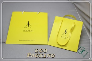 Sac en papier couché de qualité alimentaire recyclable personnalisé avec poignée en forme de gilet pour chocolat - Product Image 4