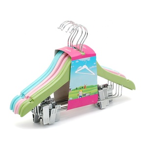 Cintres cylindrique <span class=keywords><strong>en</strong></span> <span class=keywords><strong>bois</strong></span> coloré pour enfants, ensemble pour bébés, avec Clips, bon marché, vente <span class=keywords><strong>en</strong></span> gros - Product Image 1