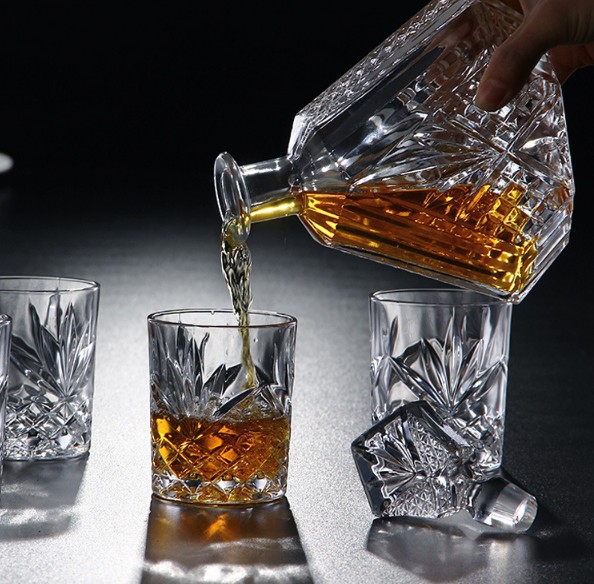 High Quality New design whiskey glass decanter with stopper for sale