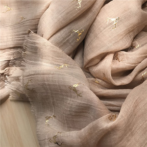 Di alta qualità voile di cotone d'oro di cervo stampato sfilacciata dello scialle della sciarpa - Product Image 5