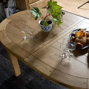 オーク材のダイニングテーブル