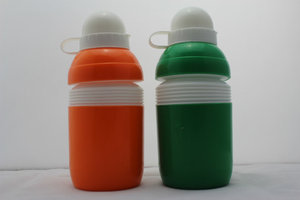 Gros vélo personnalisé push pull couvercle <span class=keywords><strong>sans</strong></span> <span class=keywords><strong>bpa</strong></span> pliable bouteille d'eau avec housse de protection - Product Image 1