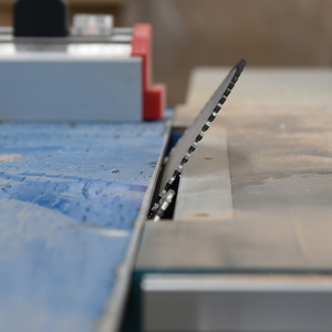 MJ6132YA Meilleur vente bois facile opération <span class=keywords><strong>de</strong></span> coupe <span class=keywords><strong>de</strong></span> machine <span class=keywords><strong>de</strong></span> transformation du bois delta scie circulaire à <span class=keywords><strong>table</strong></span> - Product Image 3