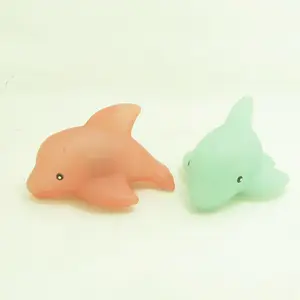 婴儿沐浴玩具海洋动物可爱塑料婴儿沐浴玩具发光二极管闪光海豚玩具