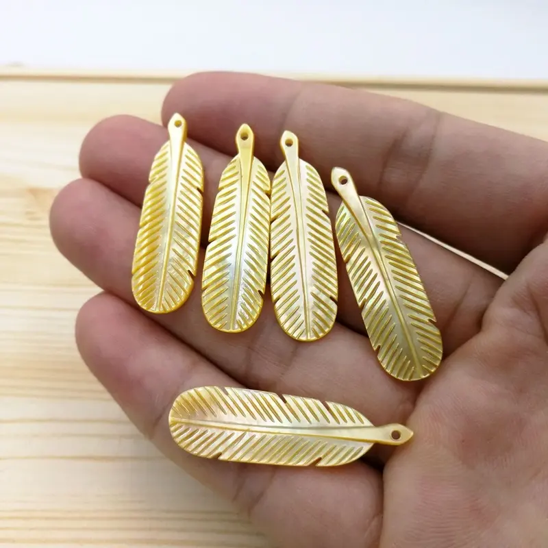 Venta al por mayor accesorios de la joyería de las mujeres haciendo hoja pluma forma amarillo colgante de concha de la madre de la perla RP Beige colgantes de piedra