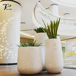 Lüks Silindirik Çeşitli Özellikleri Büyük Fiberglas Çiçek Sanat Ekici Pot Kombinasyonu Ticari Halka Açık