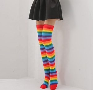 Su misura arcobaleno e strisce <span class=keywords><strong>a</strong></span> doppio colore <span class=keywords><strong>calze</strong></span> <span class=keywords><strong>a</strong></span> tubo lungo sopra le gambe al ginocchio collant alti <span class=keywords><strong>calze</strong></span> <span class=keywords><strong>calze</strong></span> da donna - Product Image 2