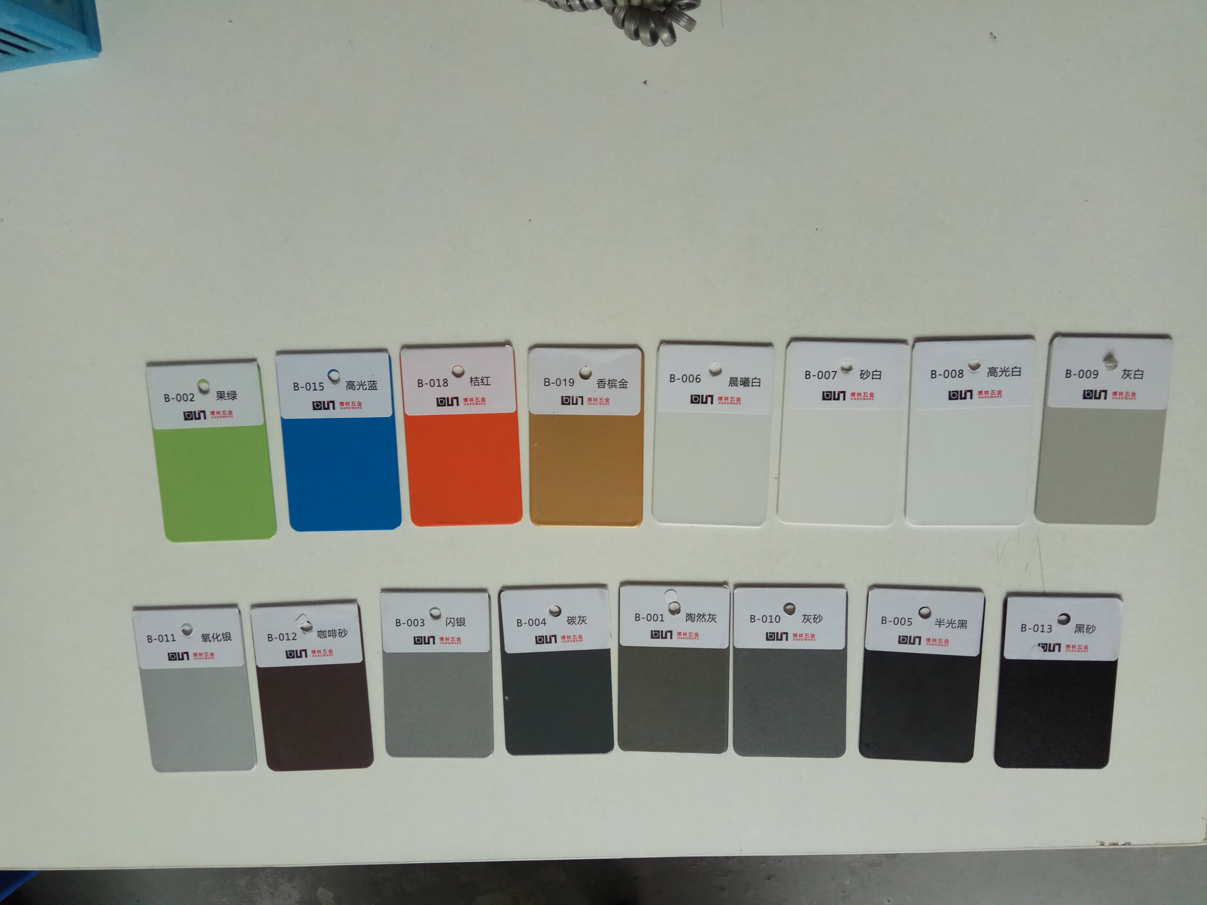 Si prega di scegliere dalla nostra tabella dei colori