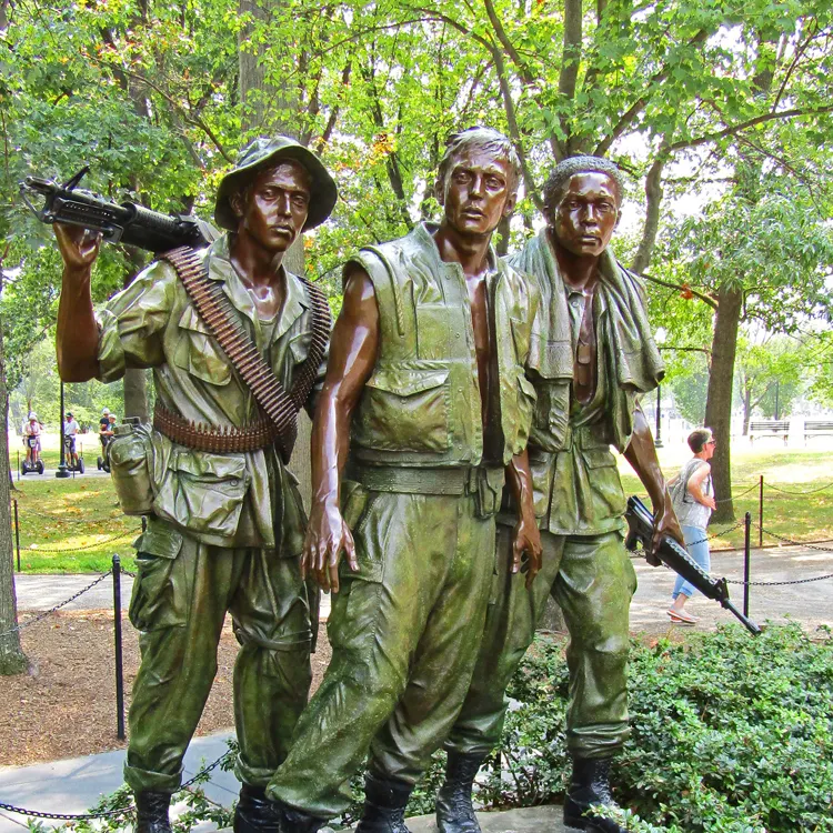 รูปปั้นนักรบเอเชียสวนบรอนซ์โลหะทหารผ่านศึกเวียดนาม
