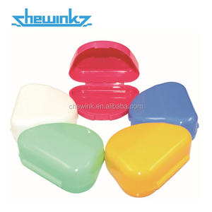 Triangular PP Dental Supplies Retainer Case con Heavy Duty Snap Lock Storage Box Hecho en China - Product Image 1