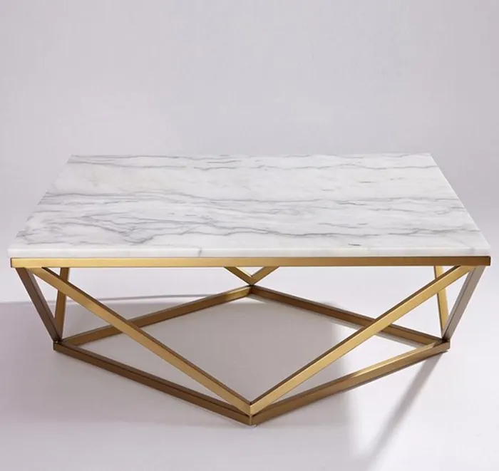 Taruaria — Table basse en or Rose, avec dessus en marbre blanc