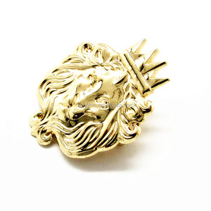 Distintivo del leone del metallo dell'oro 3D del fornitore 38mm o su ordinazione della cina con la frizione della farfalla