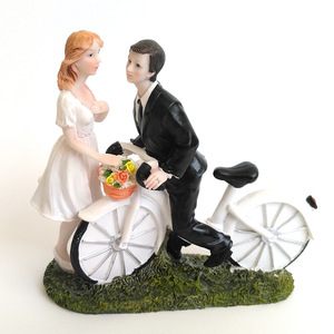 SUPER OFFERTA Statuetta Romantica per Torta Nuziale in RESINA Statua Coppia di Sposi Innamorati - Product Image 1