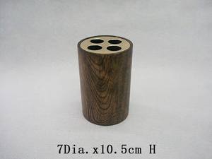 Joli ensemble d'accessoires de salle de bain cylindrique en bois brun Toon - Product Image 4