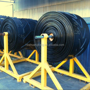 Bande transporteuse en caoutchouc Chevron à surface profilée à angle raide, bande transporteuse à motif de colonne en forme de U à chevrons Fabricant - Product Image 2