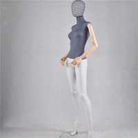 Mannequin femme européen en tissu gris grande taille, corps entier, avec tête en fil métallique, pose debout