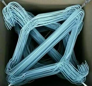 Perchas de Alambre Metálico de 16 Pulgadas con Recubrimiento en Polvo Azul para Lavanderías, Tintorerías y Tiendas de Ropa - Product Image 5