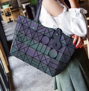 Borsa da <span class=keywords><strong>Donna</strong></span> in Pelle PU con Fodera Luminosa, Design Casual con Motivo Geometrico a Reticolo, Riflettente, Leggera, con Cerniera, Impermeabile in Poliestere - Product Image 3