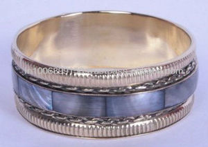 Bel ensemble bracelets en résine et laiton, à Base métallique, fabriqué à la main - Product Image 3