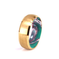 Gestalten Sie Ihren eigenen farbigen, modernen Ring aus Kunststoff und Wolfram in Goldoptik.