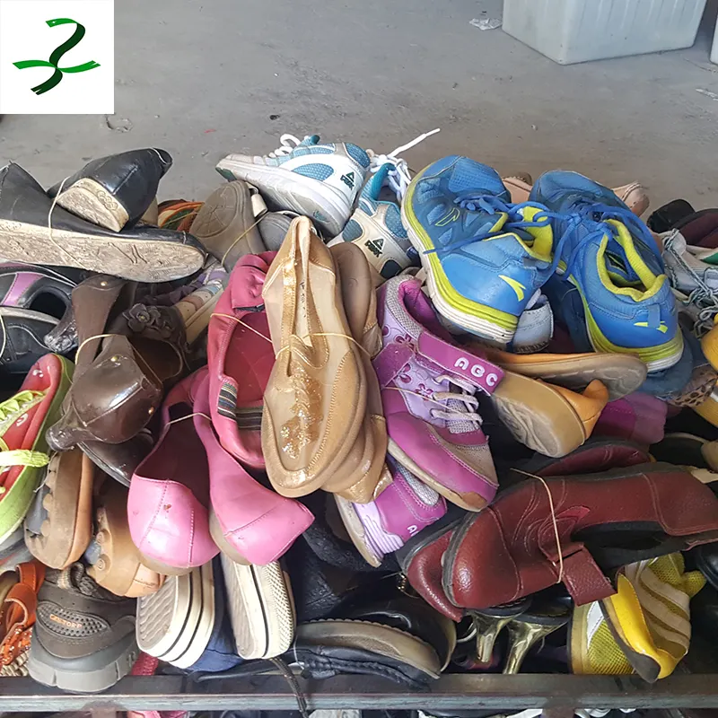 Una variedad de estilos de zapatos para niños