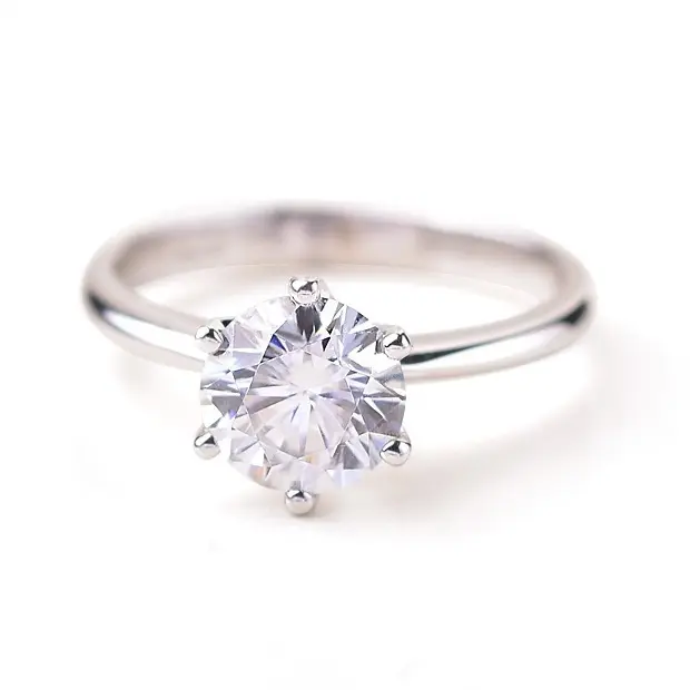 Nhẫn Moissanite Kim Cương Vàng Trắng 18K Phong Cách Cổ Điển Six-Prong Petite