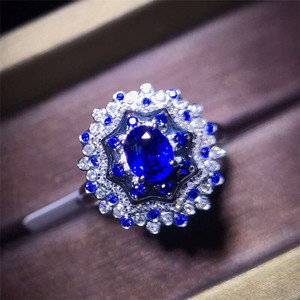Anillo de Zafiro Azul Natural de Sri Lanka de 0.8ct con Diseño de Flor y Piedras Preciosas en Oro de 18k para Mujer - Product Image 3