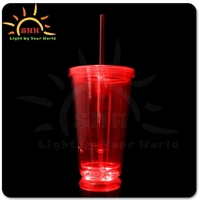 Tasse en plastique colorée à double paroi LED populaire chaude avec paille pour la vaisselle et les décorations de fête