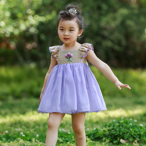 Abiti Boutique all'Ingrosso, Vestito da Bambina con Ricamo Fatto a Mano e Smock, Stile 'Well Dressed Wolf' - Product Image 1