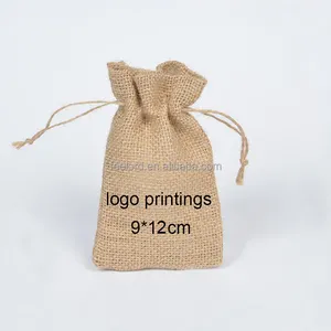 100 adet özel logo jüt cep çanta yazdırabilirsiniz takılar ve hediye öğe için 9*12cm boyutu küçük jüt büzgülü torba promosyon için