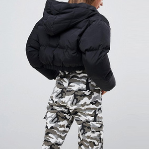 2025 Trendy Zwarte Oversized Crop Katoenen <span class=keywords><strong>Puffer</strong></span> Bomberjack Met Capuchon Voor Dames-Outdoor Chic Voor Op Straat - Product Image 3
