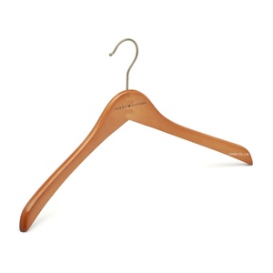 Cintres longs en bois naturel LINDON pour vêtements (haut et bas) - Product Image 3