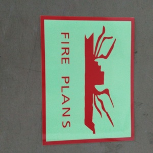 Luminoso adesivo in vinile verde riflettente con avviso di uscita di emergenza/segno di fuga utilizzato sulle aree pubbliche - Product Image 4