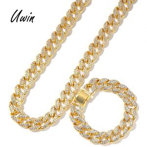 Nuovo <span class=keywords><strong>Set</strong></span> di Gioielli alla Moda con <span class=keywords><strong>Bracciale</strong></span> <span class=keywords><strong>e</strong></span> <span class=keywords><strong>Collana</strong></span> a Catena Cubana Miami con Diamanti Sintetici per <span class=keywords><strong>Uomo</strong></span> - Product Image 1