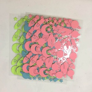 <span class=keywords><strong>Autocollant</strong></span> <span class=keywords><strong>mural</strong></span> lumineux en PVC adhésif écologique 3m avec logo personnalisé, qui brille dans le noir - Product Image 4