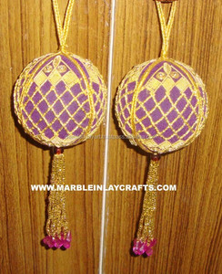 เครื่องประดับต้นคริสต์มาสแบบแขวนรูปทรงลูกบอล ปักลายด้วยมือแบบซารี - Product Image 1